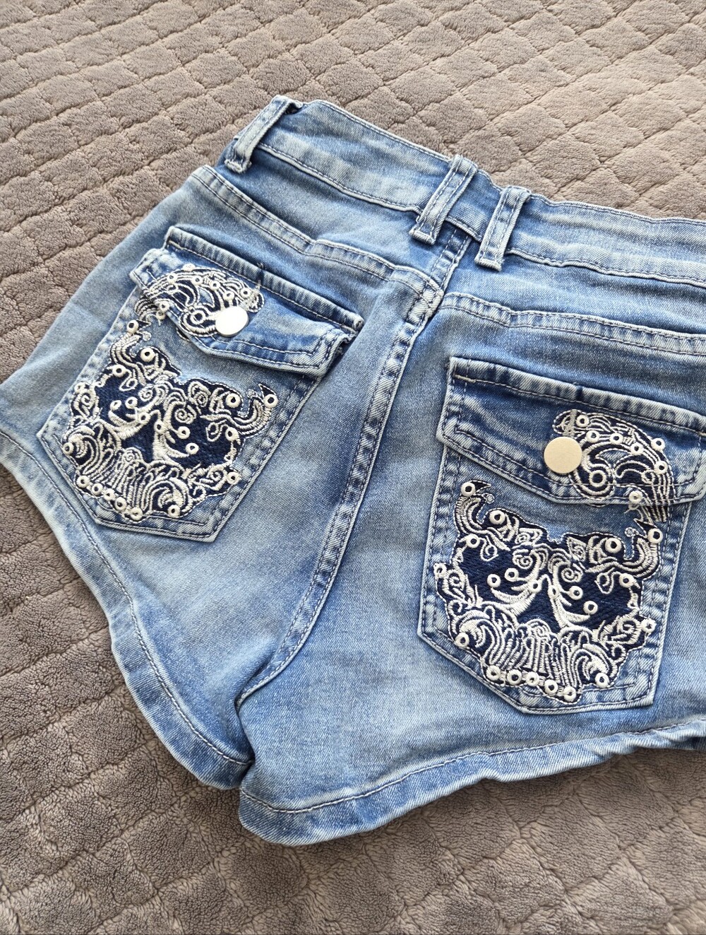 ROMWE Y2K Embroidered Denim Booty Shorts • XS / 2 🪩💙